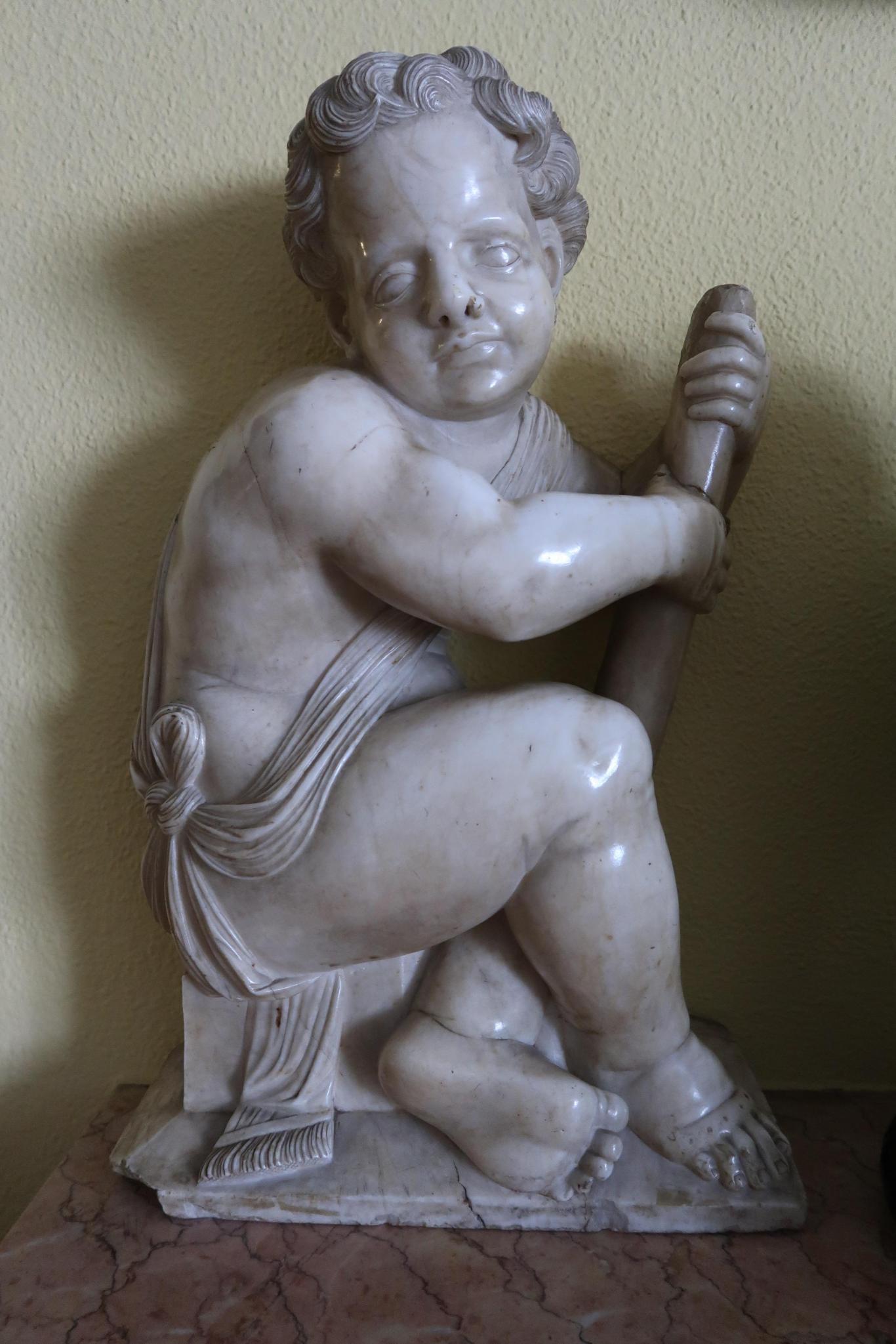 escultura en piedra de figura infantil