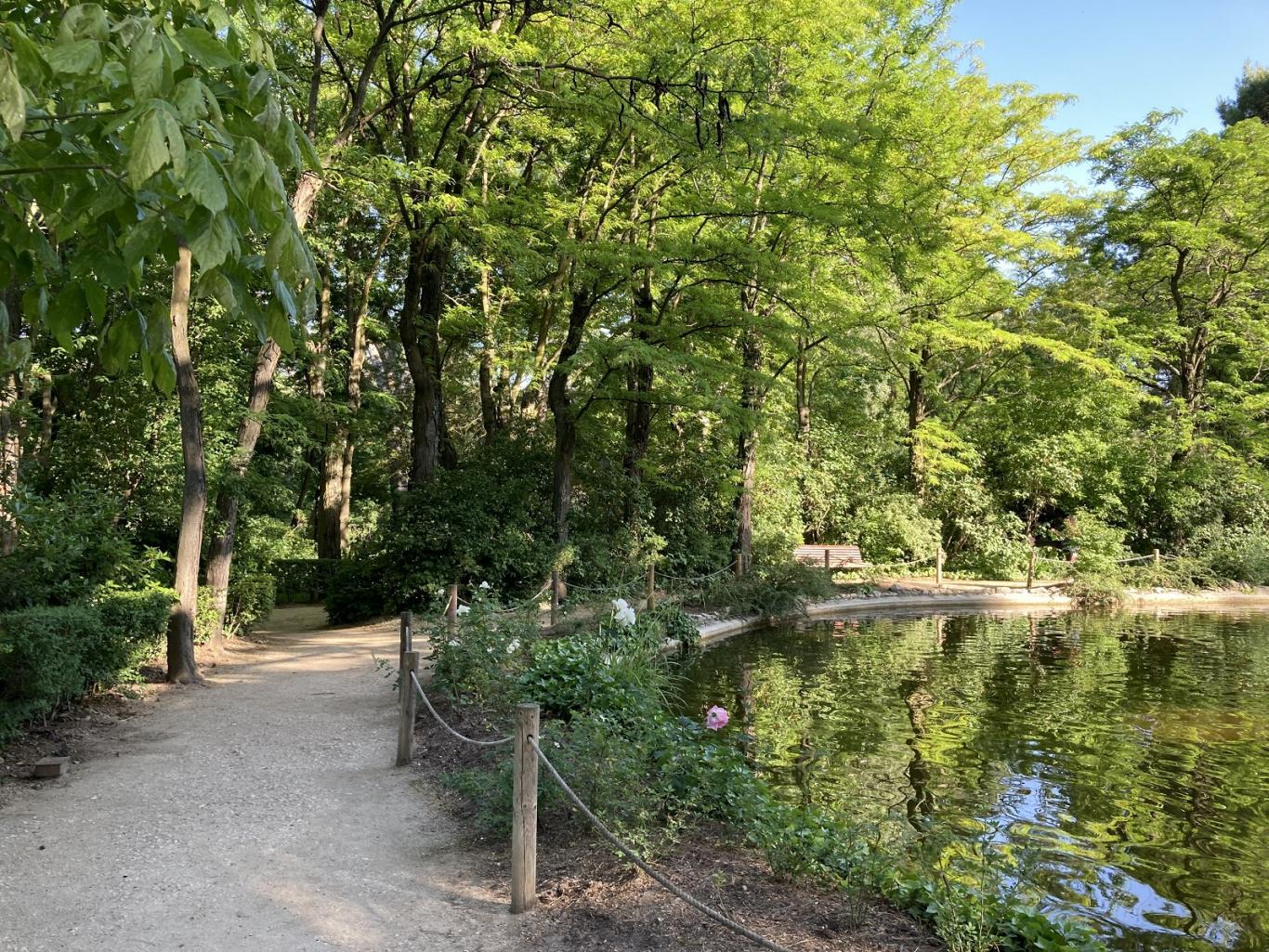 Quinta de los Molinos imagen de un jardín con un lago