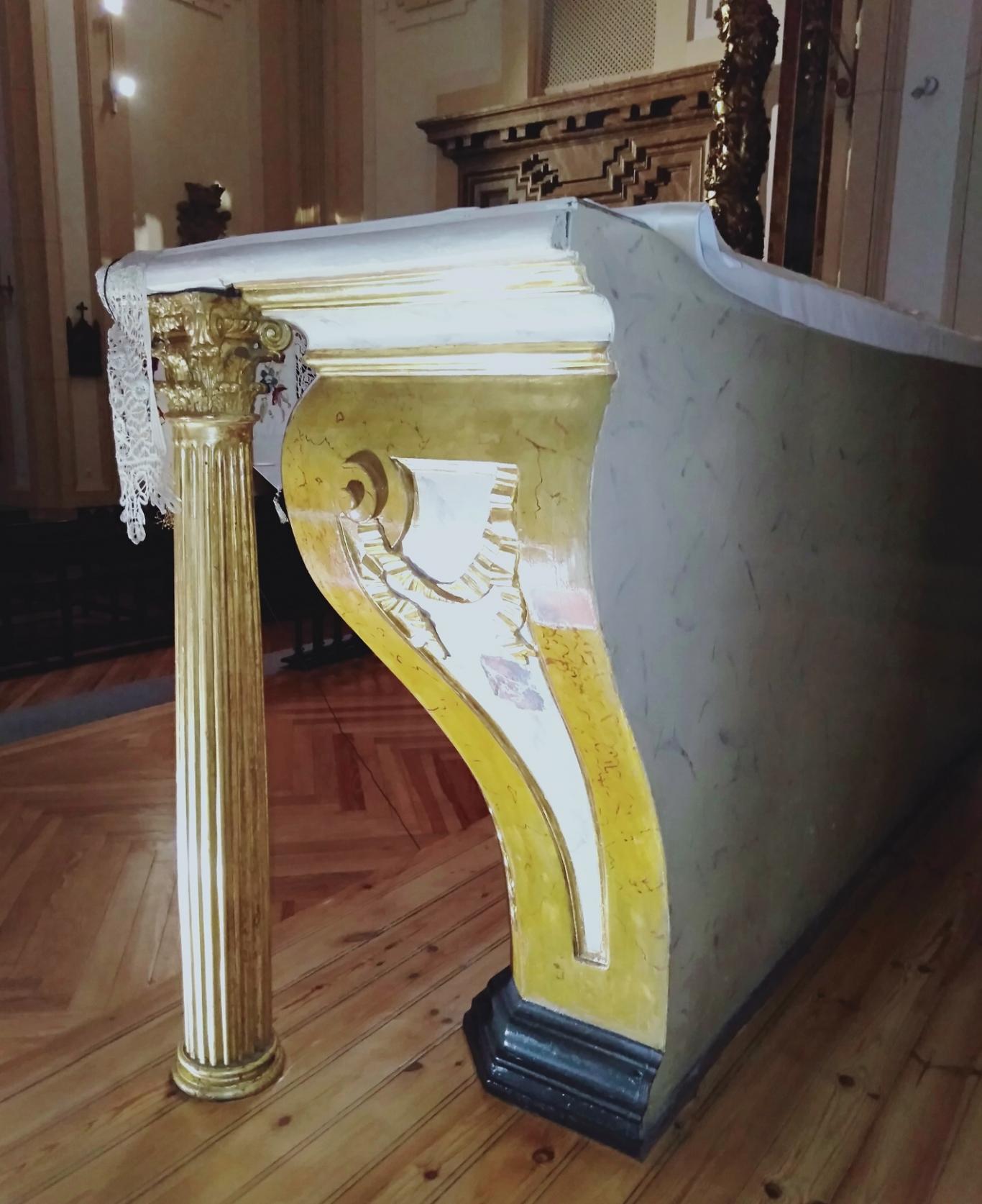 Detalle del lateral de una mesa de altar antes de ser restaurada