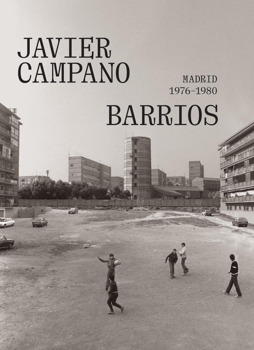 Portada del catálogo de la exposición en la que aparece una fotografía de Javier Campano con unos niños jugando a la pelota
