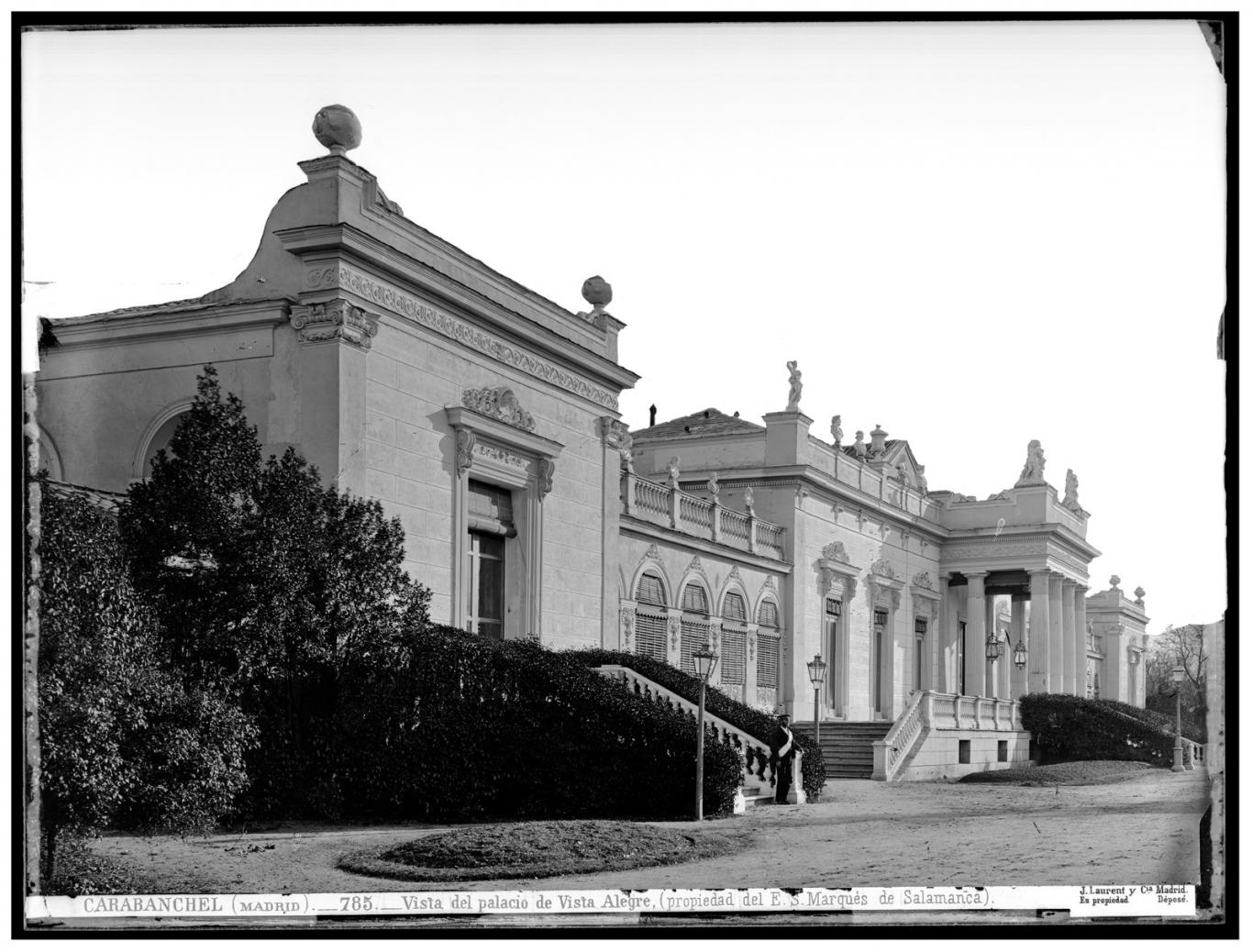 Fachada frontal palacio con escalinata y pórtico columnado