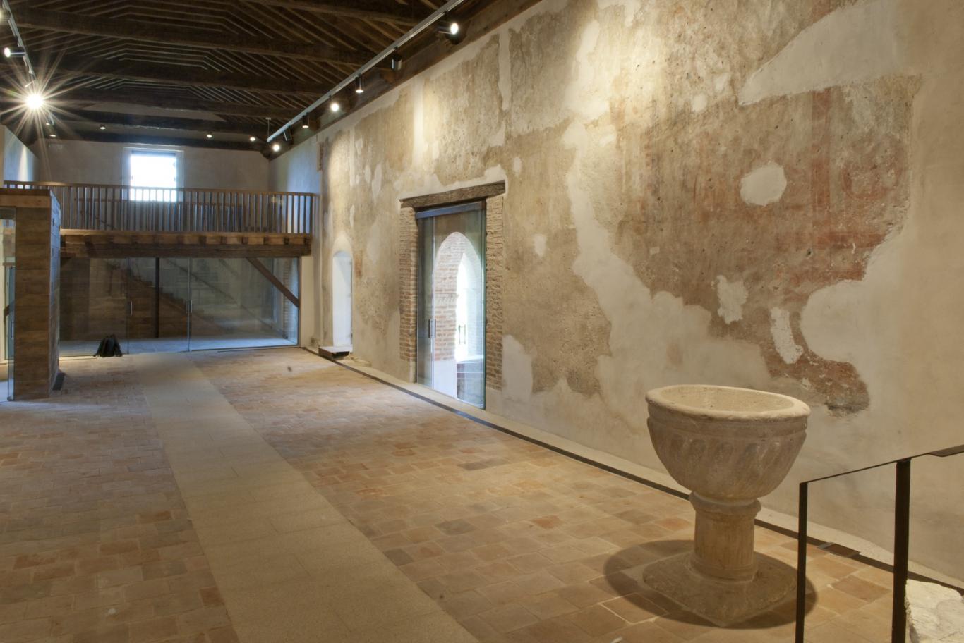 Vista general con la pila bautismal de la iglesia parroquial de Santo Domingo de Silos en Prádena del Rincón  La iglesia parroquial de Santo Domingo de Silos