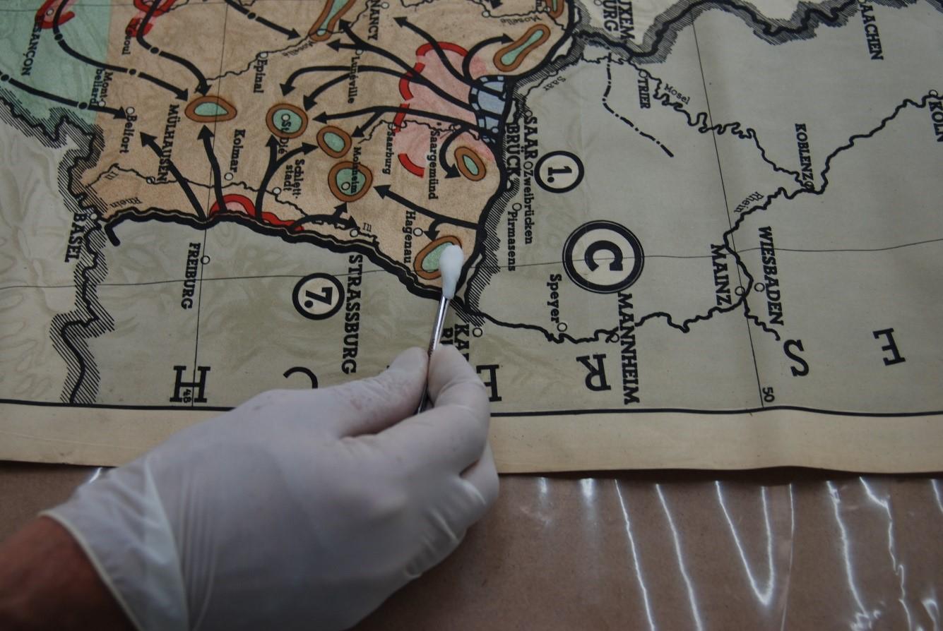 imagen de un mapa en detalle durante su restauración