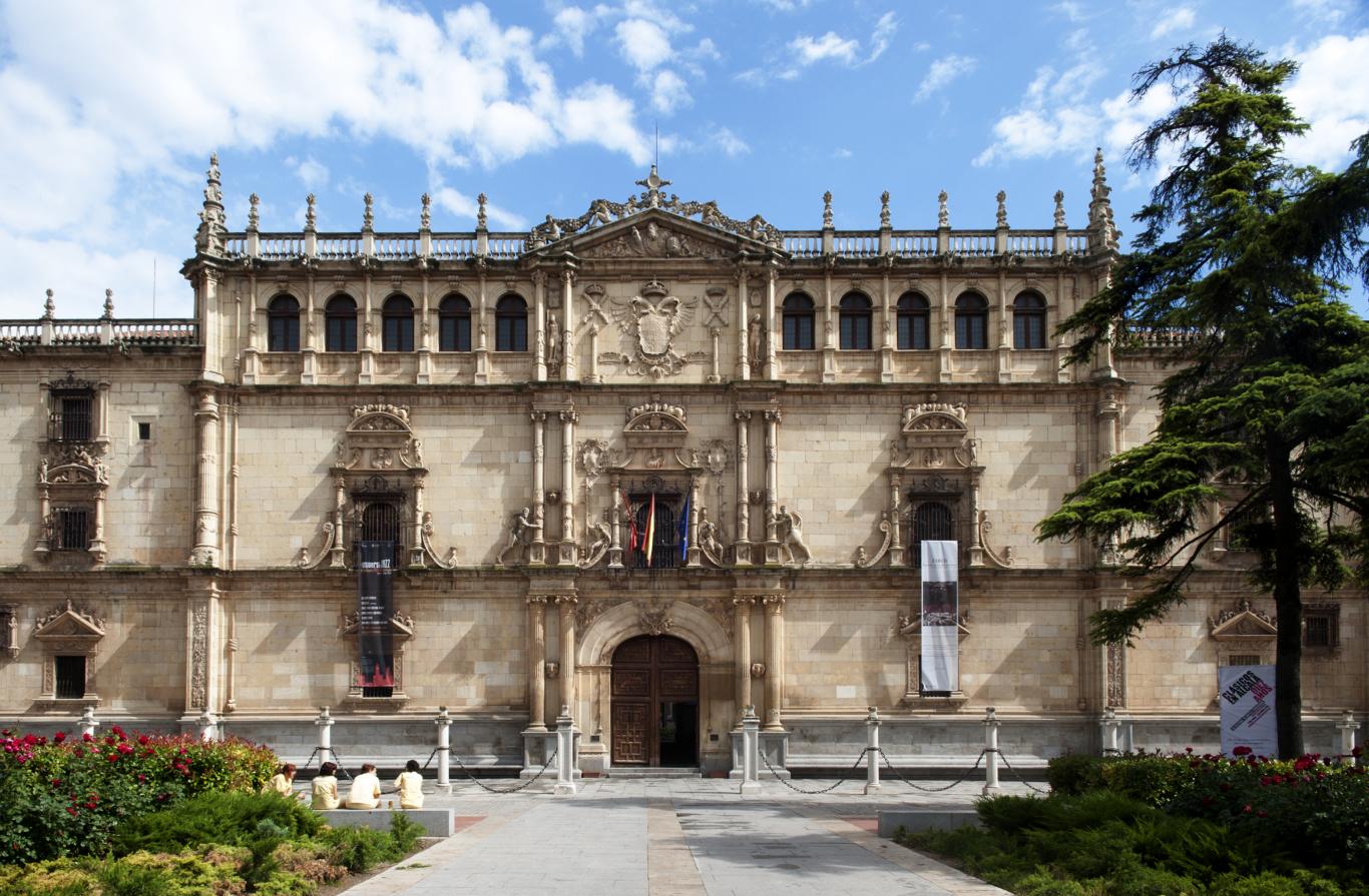 Fachada monumental del Colegio Mayor de San Ildefonso obra del arquitecto Gil de Hontañón Fachada monumental del Colegio Mayor de San Ildefonso
