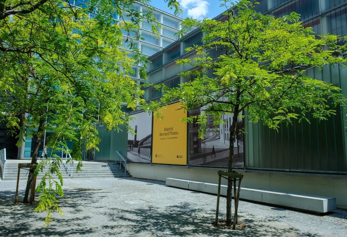 Cartel de la exposición en el exterior junto a la entrada a la sala de exposiciones
