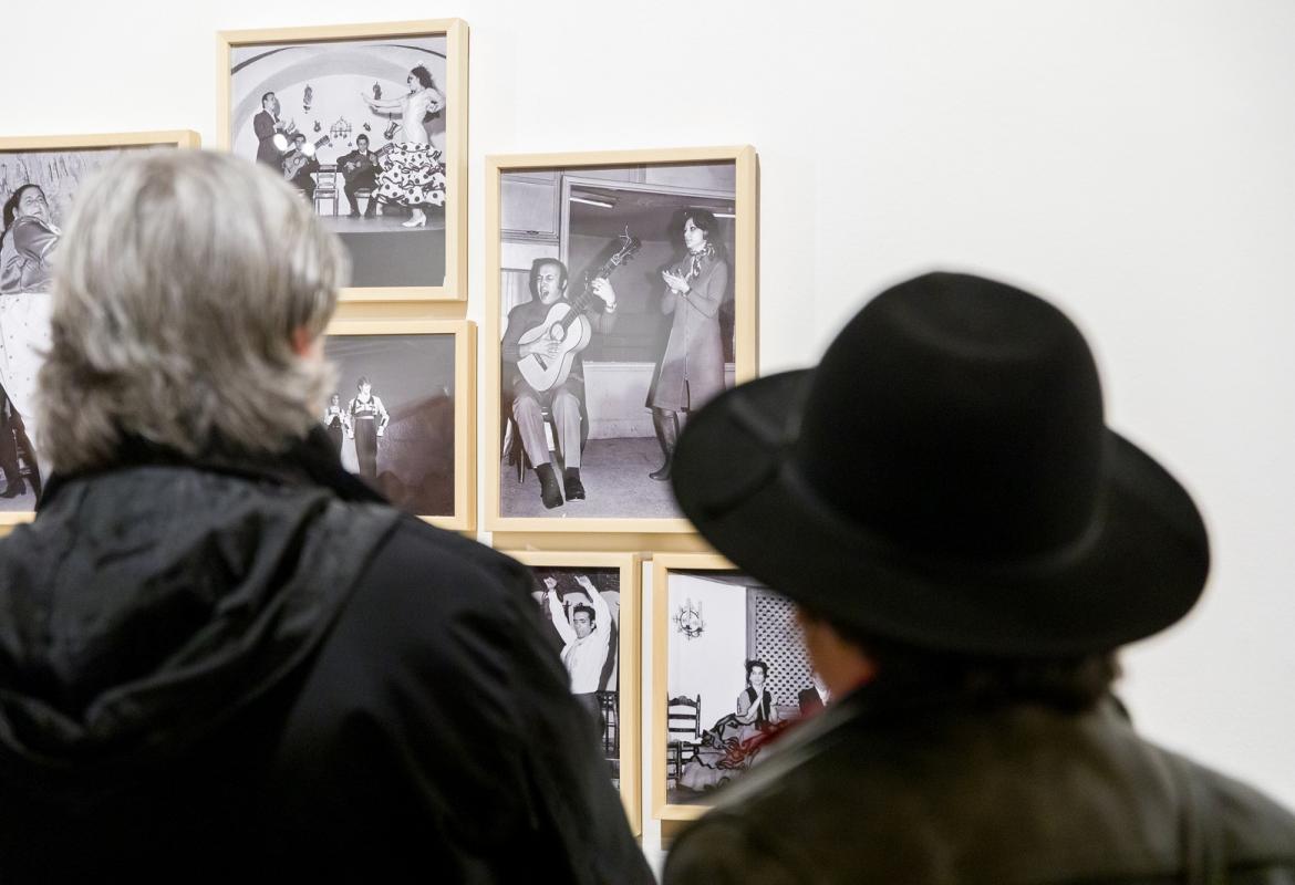 Visitantes de la exposición observando unas fotografías
