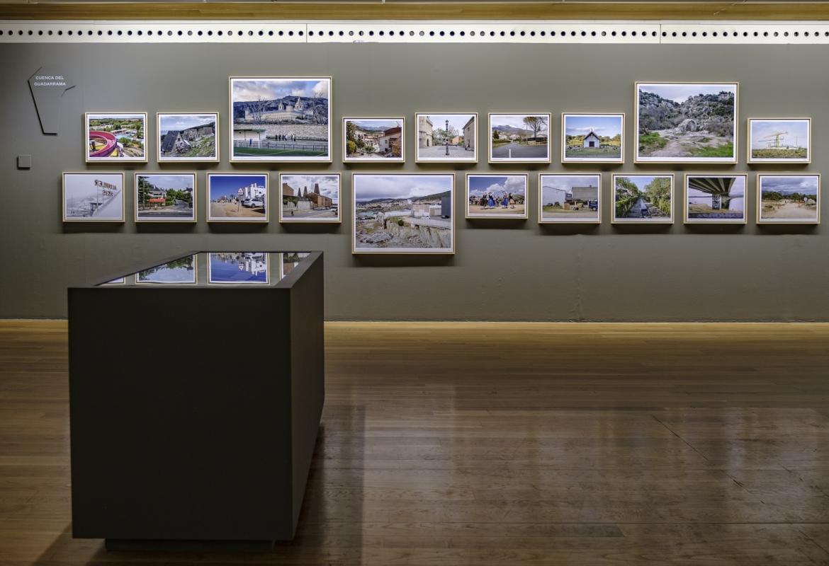 Vista de la sala de exposiciones, exposición REGIÓN, Paisaje, fotografía y patrimonio, en la que se aprecian fotografías expuestas