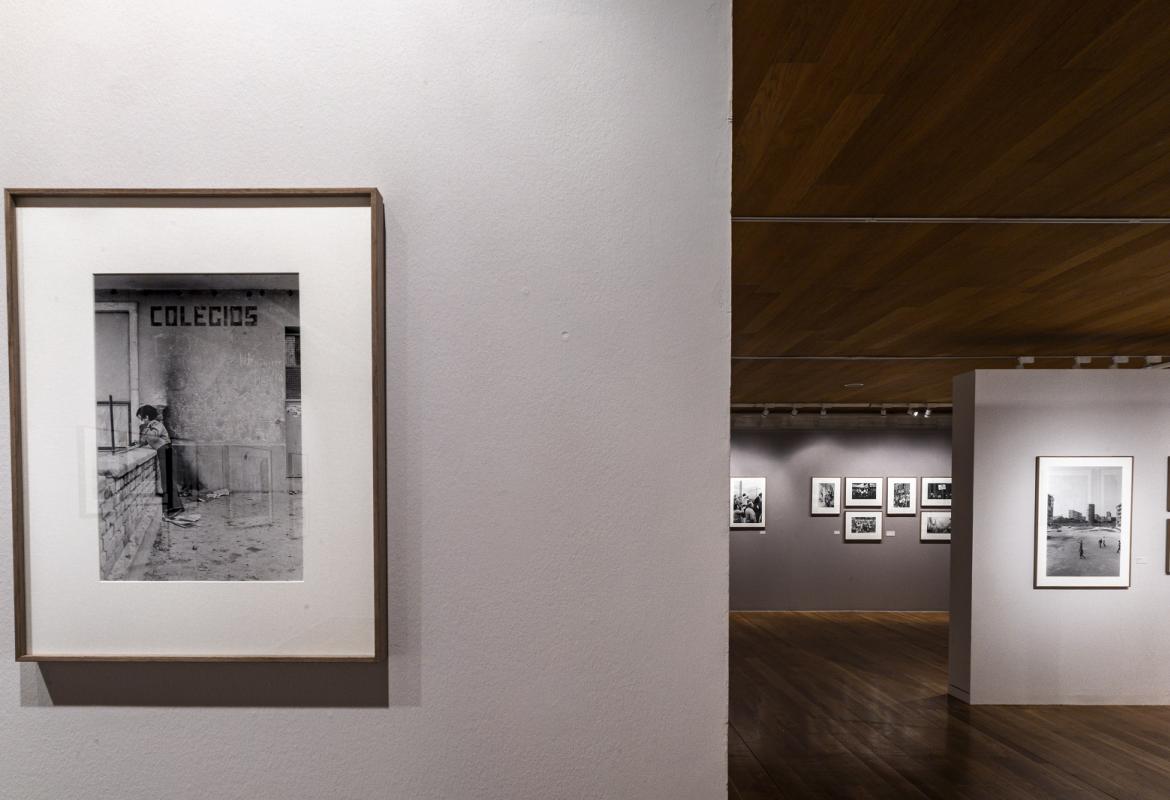 Panorámica de la sala de exposiciones Exposición Javier Campano Barrios Madrid 1976-1980, una de las fotografías en primer plano a la izquierda