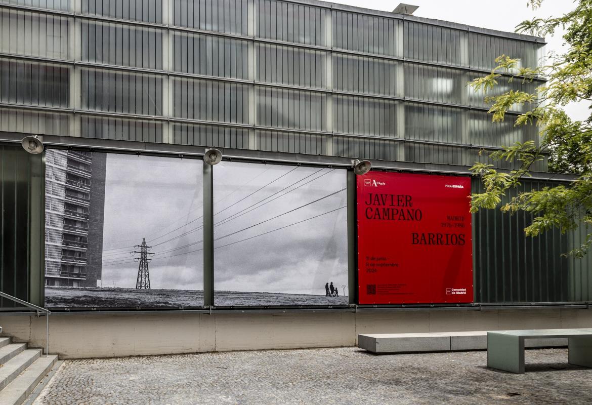 Edificio de la sala de exposiciones con cartel de la exposición Javier Campano, Barrios, Madrid 1976-1980