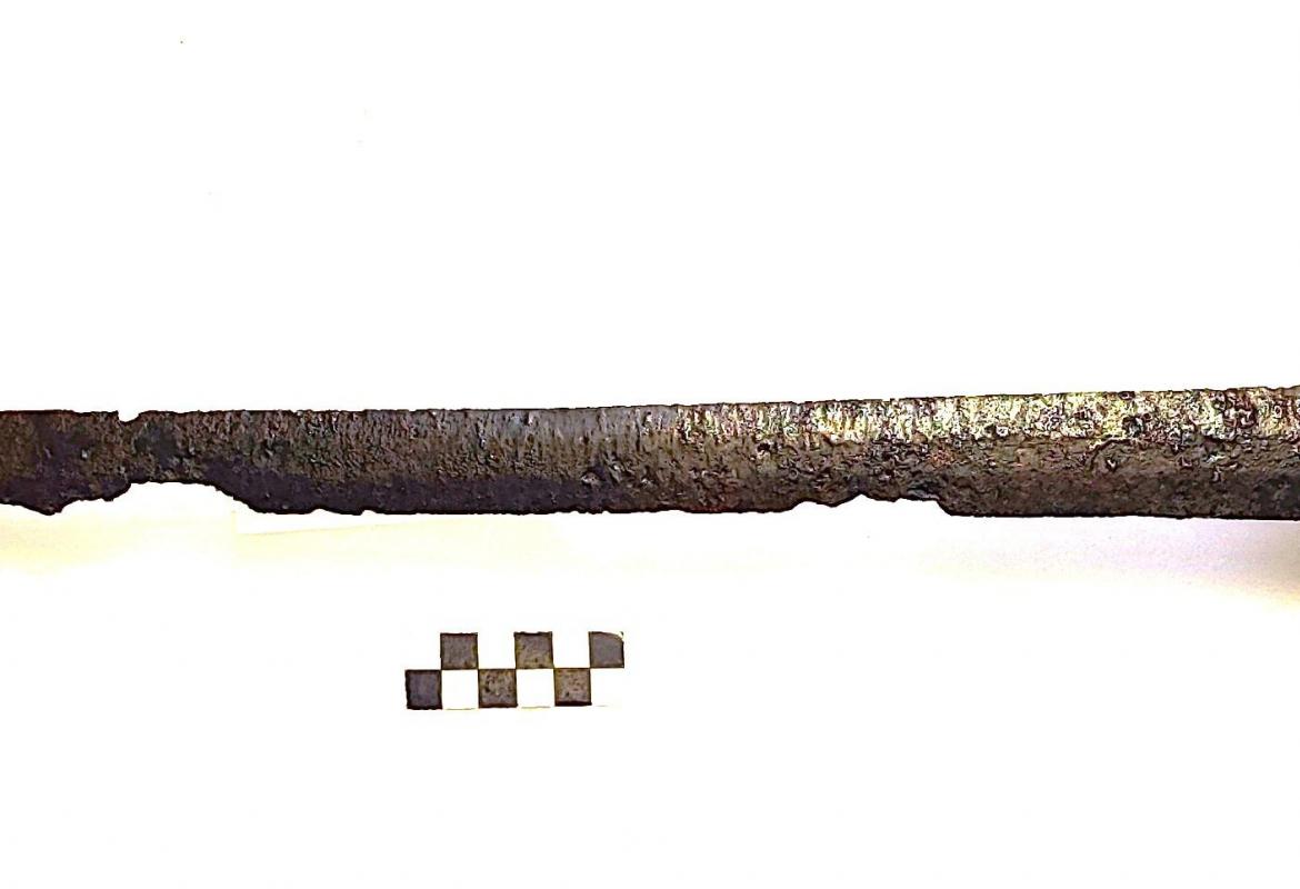 imagen de una espada de hierro con pomo, puño, cazoleta y hoja