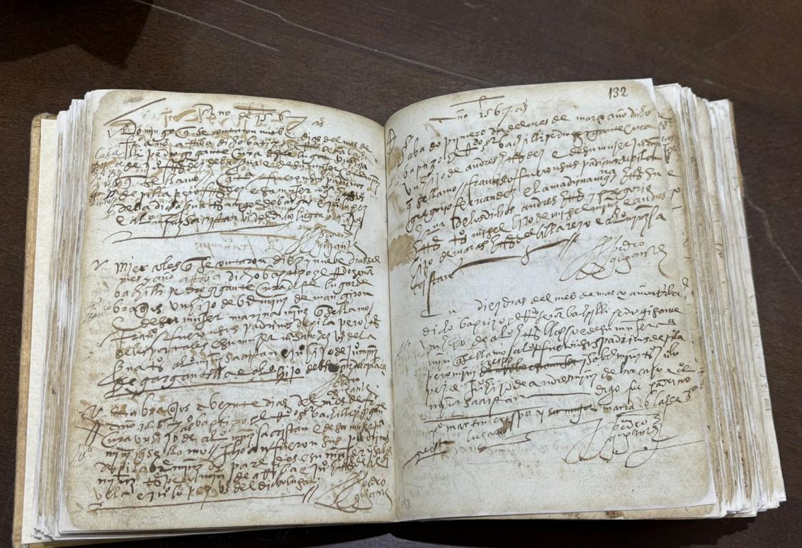 Libro de bautismo después de la restauración Libro de bautismo, abierto por dos de sus páginas, después de la restauración