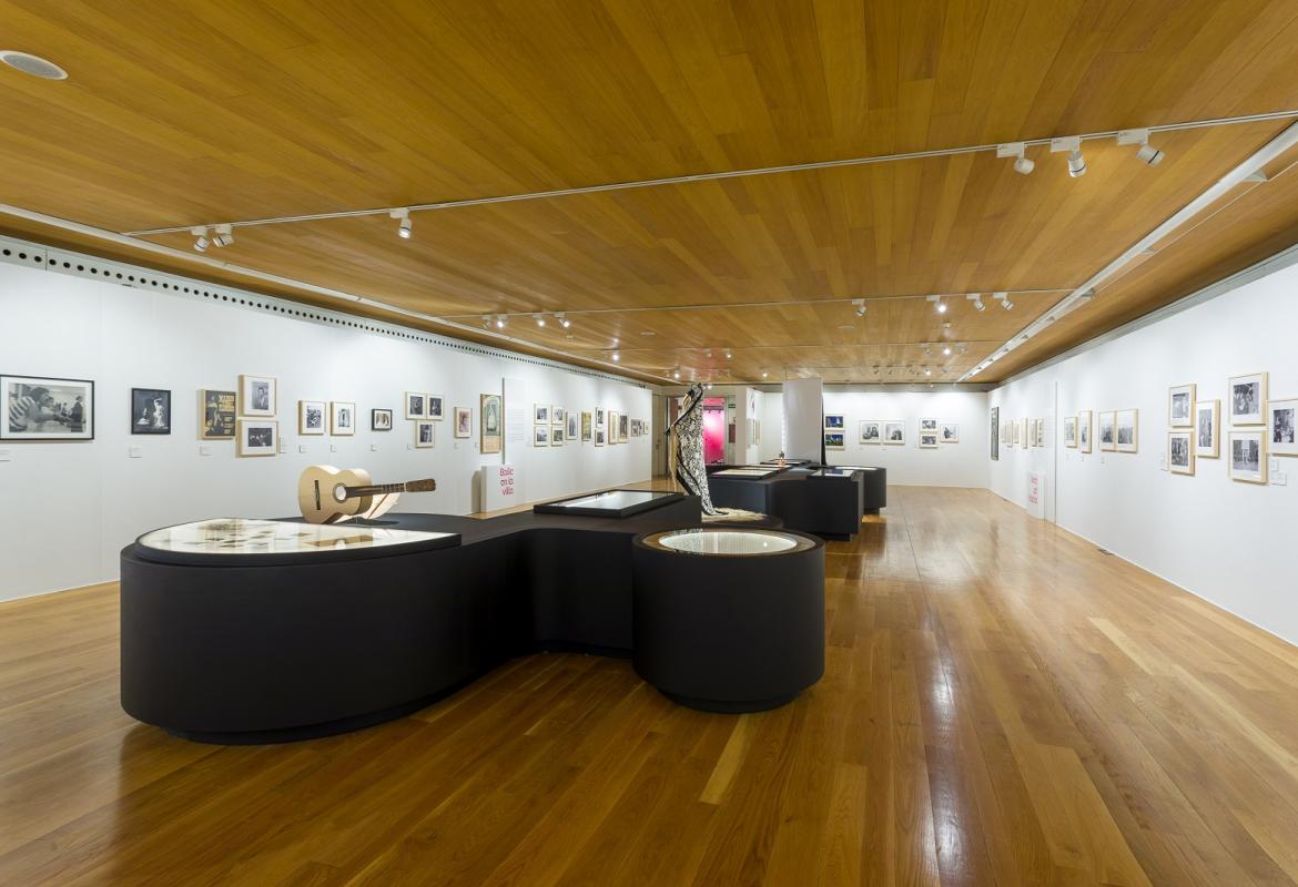 Vista de la sala de exposiciones desde el lado opuesto