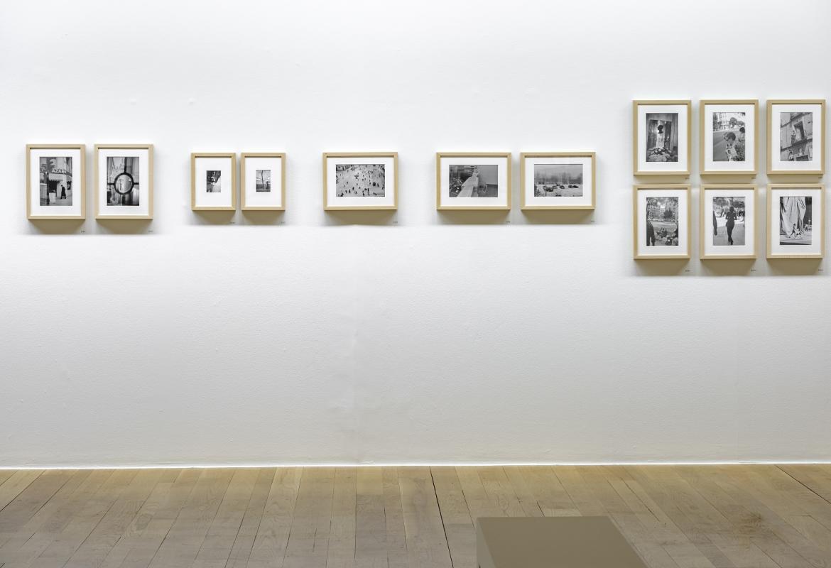 Varias fotografías expuestas en una pared de la exposición