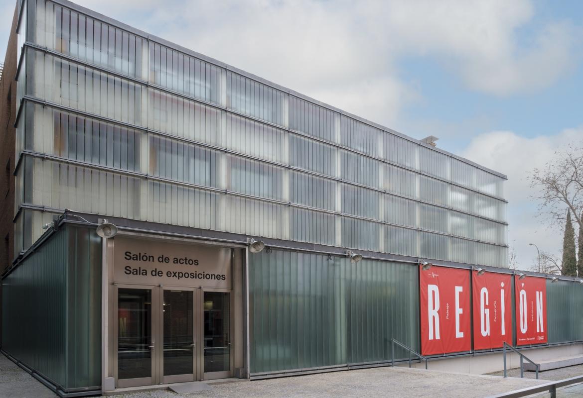 Edificio de la sala de exposiciones con el cartel de la muestra REGIÓN, Paisaje, fotografía y patrimonio