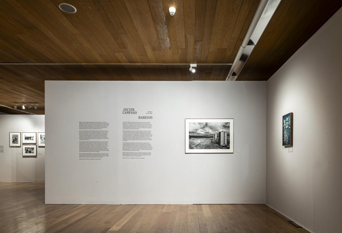 Panorámica de la sala y texto de la exposición Javier Campano, Barrios, Madrid 1976-1980 