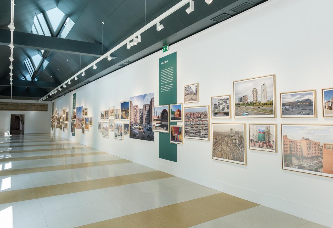 Panorámica de la sala de exposiciones con la muestra Vistas Paisajes urbanos de la Comunidad de Madrid