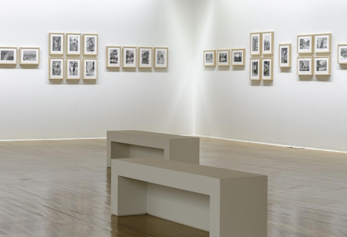 Panorámica de la sala de exposiciones Exposición Madrid Bernard Plossu