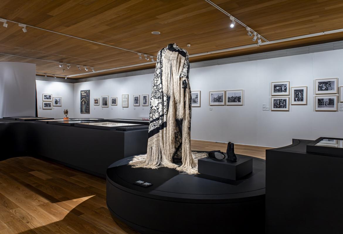 Vista de la sala de exposiciones, en primer plano unidad expositiva con indumentaria