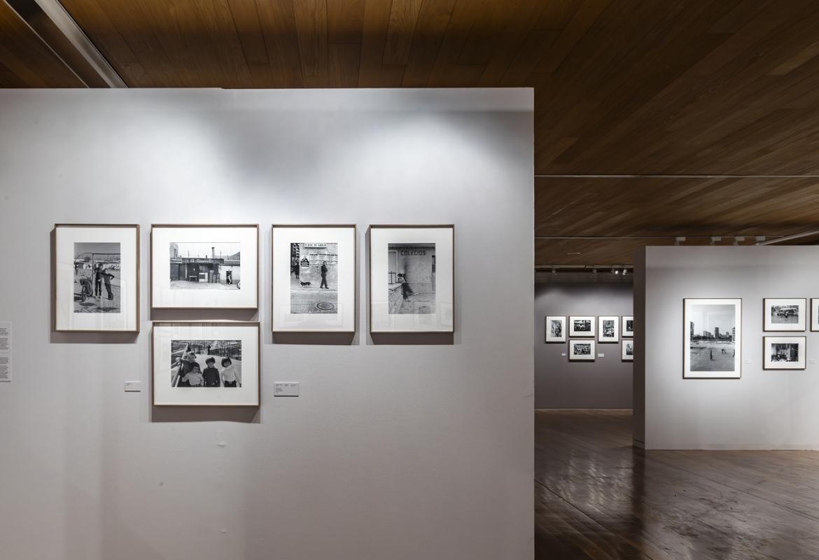 Panorámica de la sala de exposiciones Exposición Javier Campano Barrios Madrid 1976-1980, con cinco fotografías en primer plano