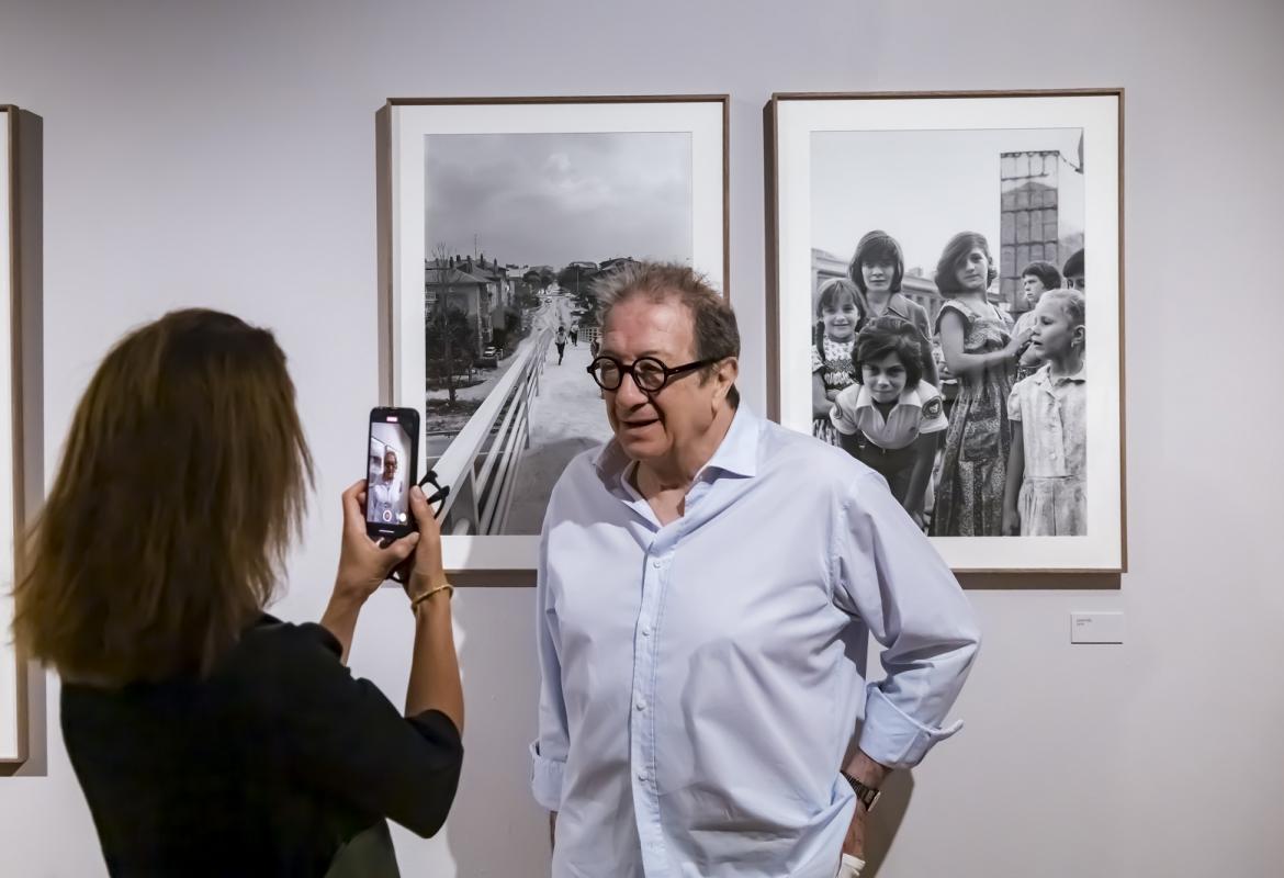 El fotógrafo Javier Campano está siendo fotografiado en la sala de exposiciones