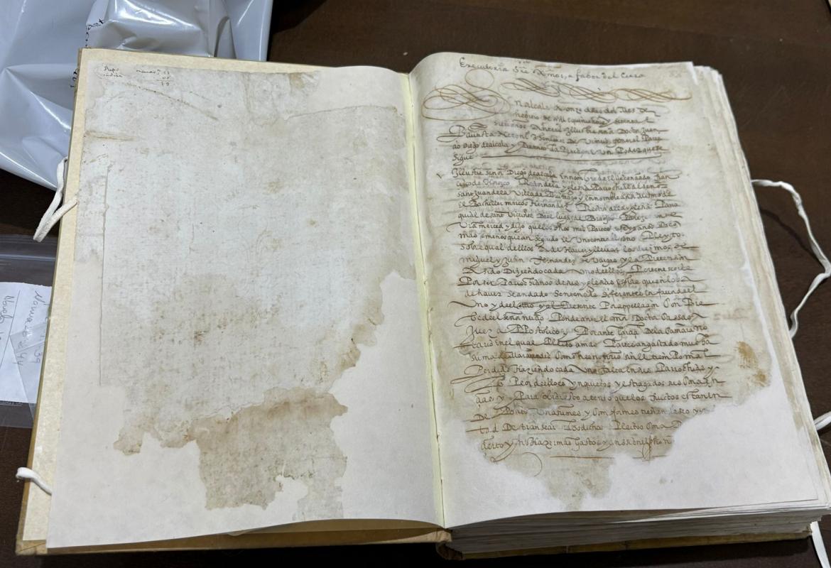 Libro de Becerro después de la restauración. Libro Becerro, abierto por dos de sus páginas, después de la restauración