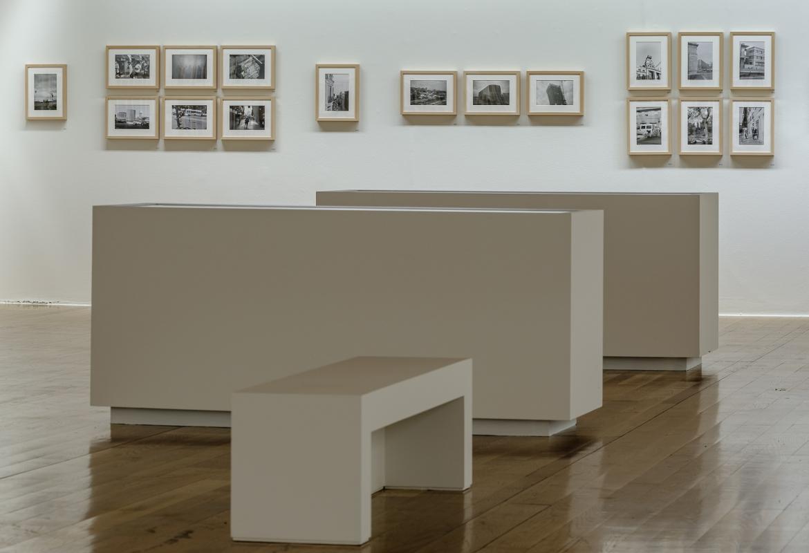Panorámica de la sala de exposiciones Exposición Madrid Bernard Plossu