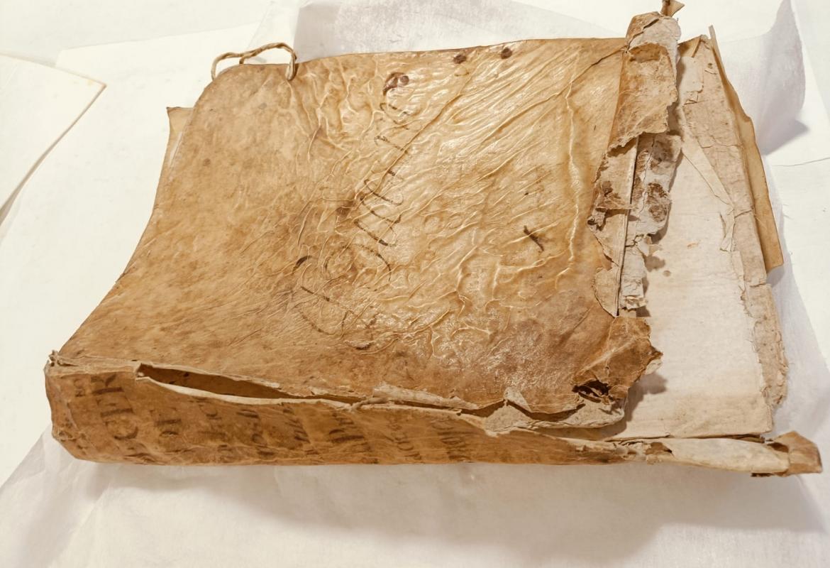 Libro Becerro antes de la restauración. Encuadernación. Libro de Bautismo, cerrado, antes de la restauración
