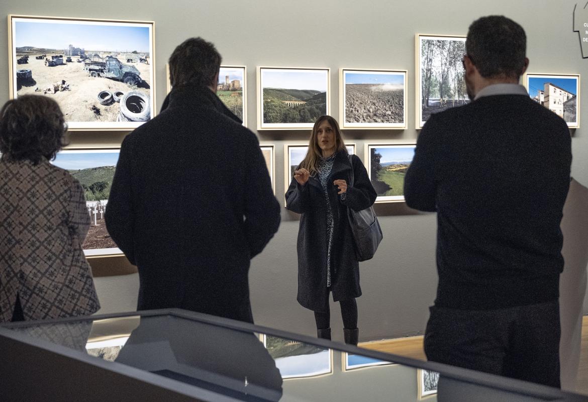 Una persona explica la muestra REGIÓN, Paisaje, fotografía y patrimonio