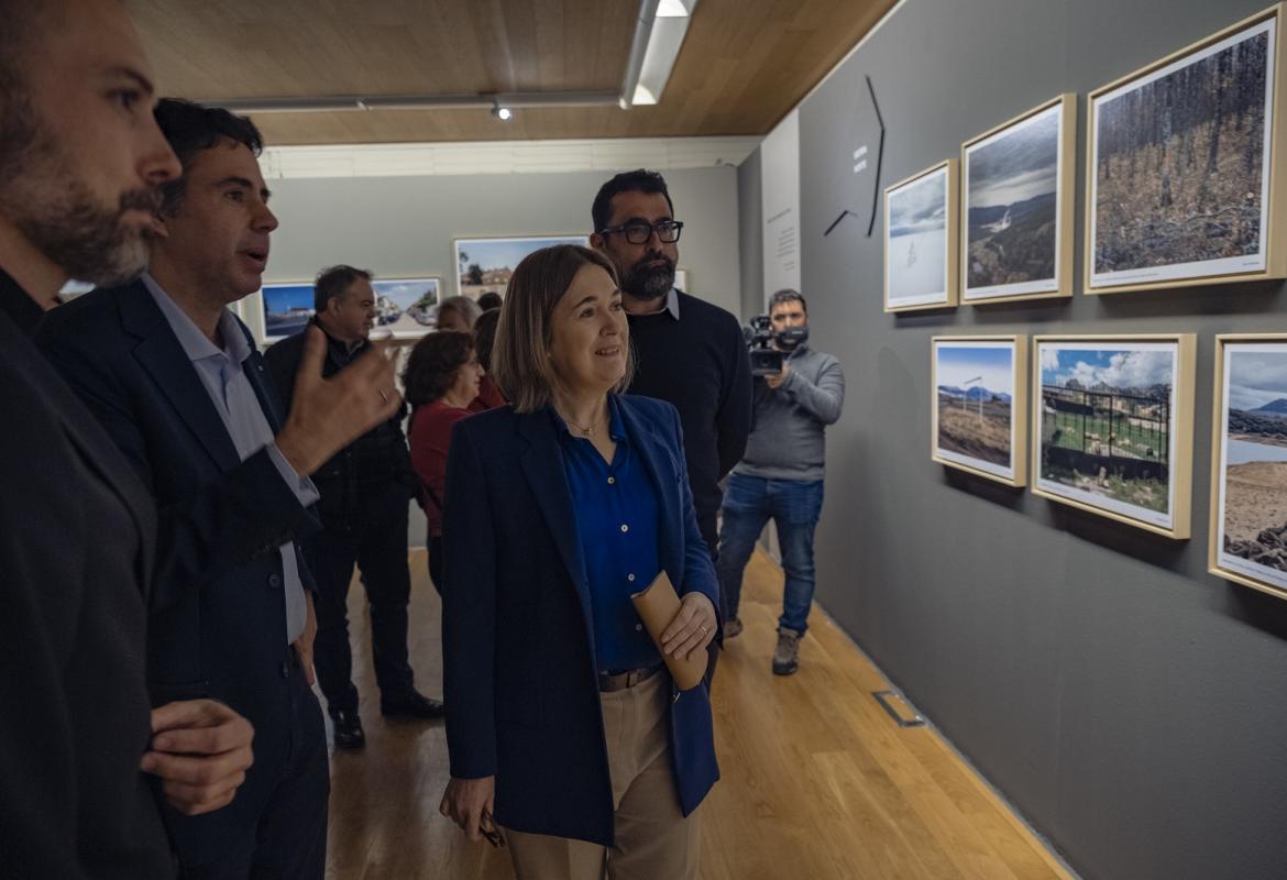 Se está explicando la exposición REGIÓN, Paisaje, fotografía y patrimonio