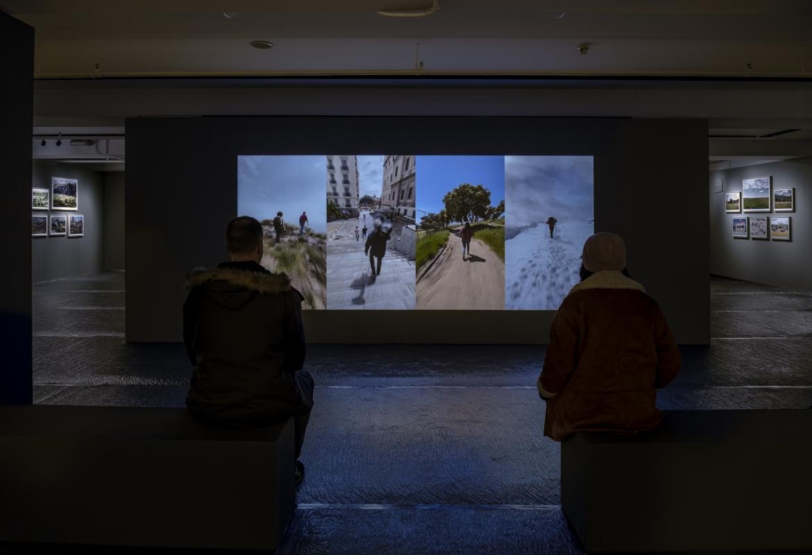 Panorámica de la sala de exposiciones con la muestra REGIÓN, Paisaje, fotografía y patrimonio