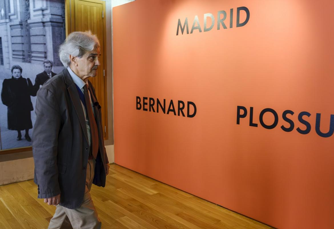 El fotógrafo Bernard Plossu entrando a la exposición