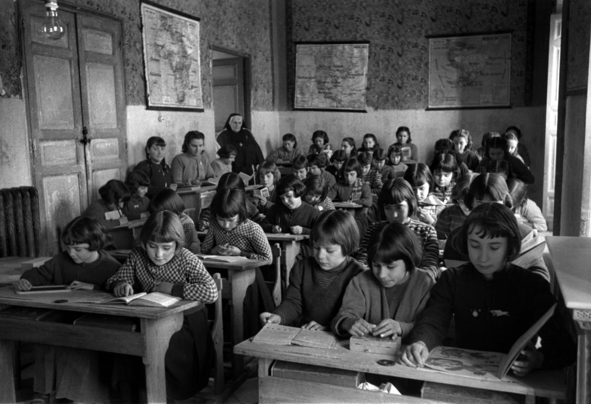 aula con un grupo de niñas sentadas en los pupitres