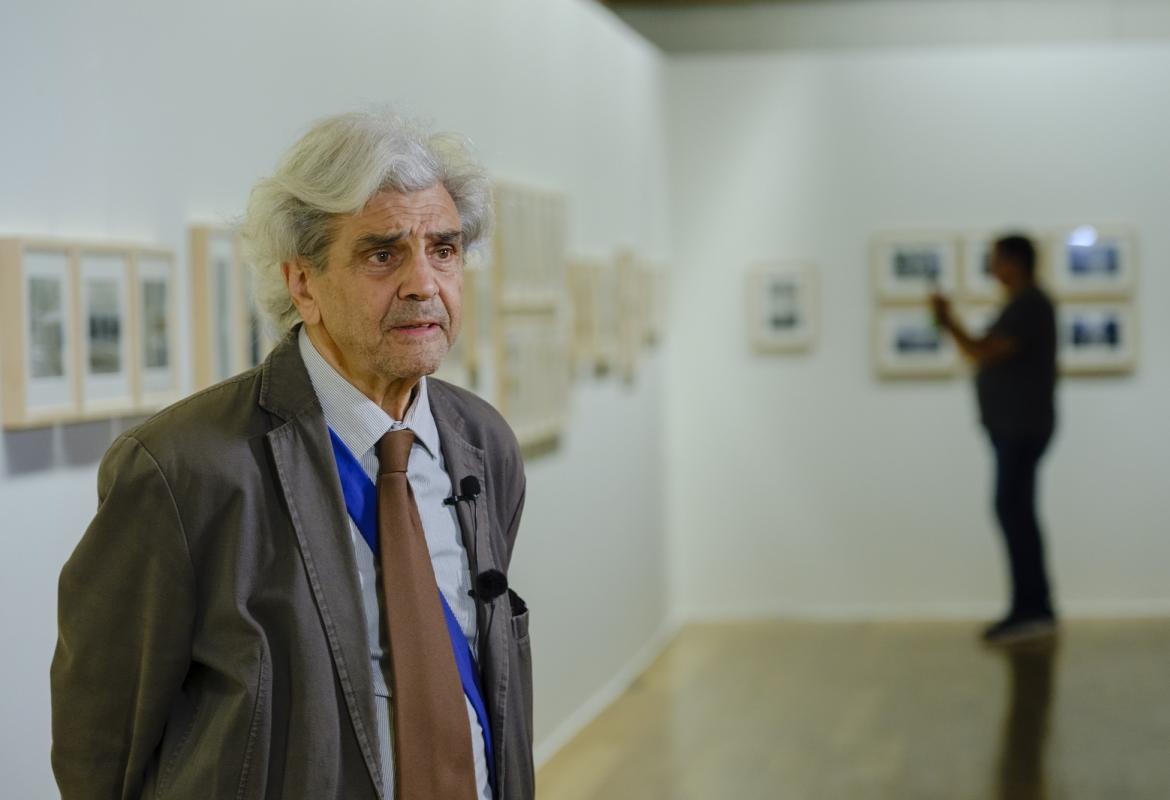 El fotógrafo Bernard Plossu en la sala de la exposición Madrid Bernard Plossu