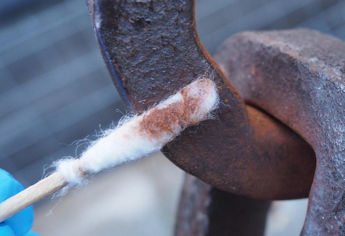 Columnas y cadenas en la plaza de San Diego en Alcalá de Henares después de la restauración