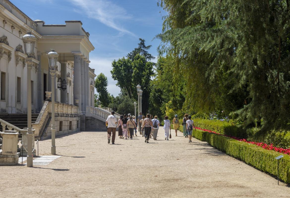 grupo de personas andando por un jardín