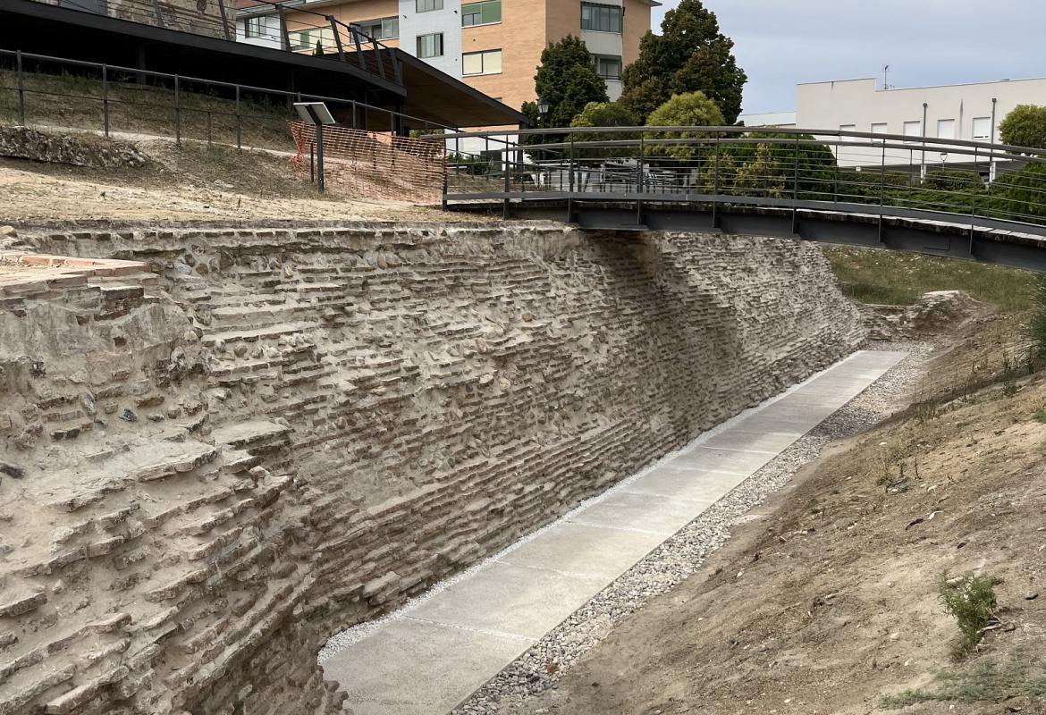 foso de un castillo con puente levadizo