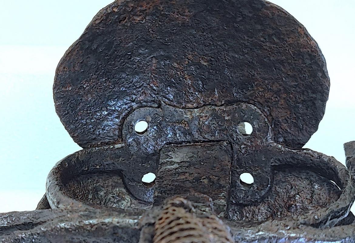 imagen empuñadura de espada de hierro