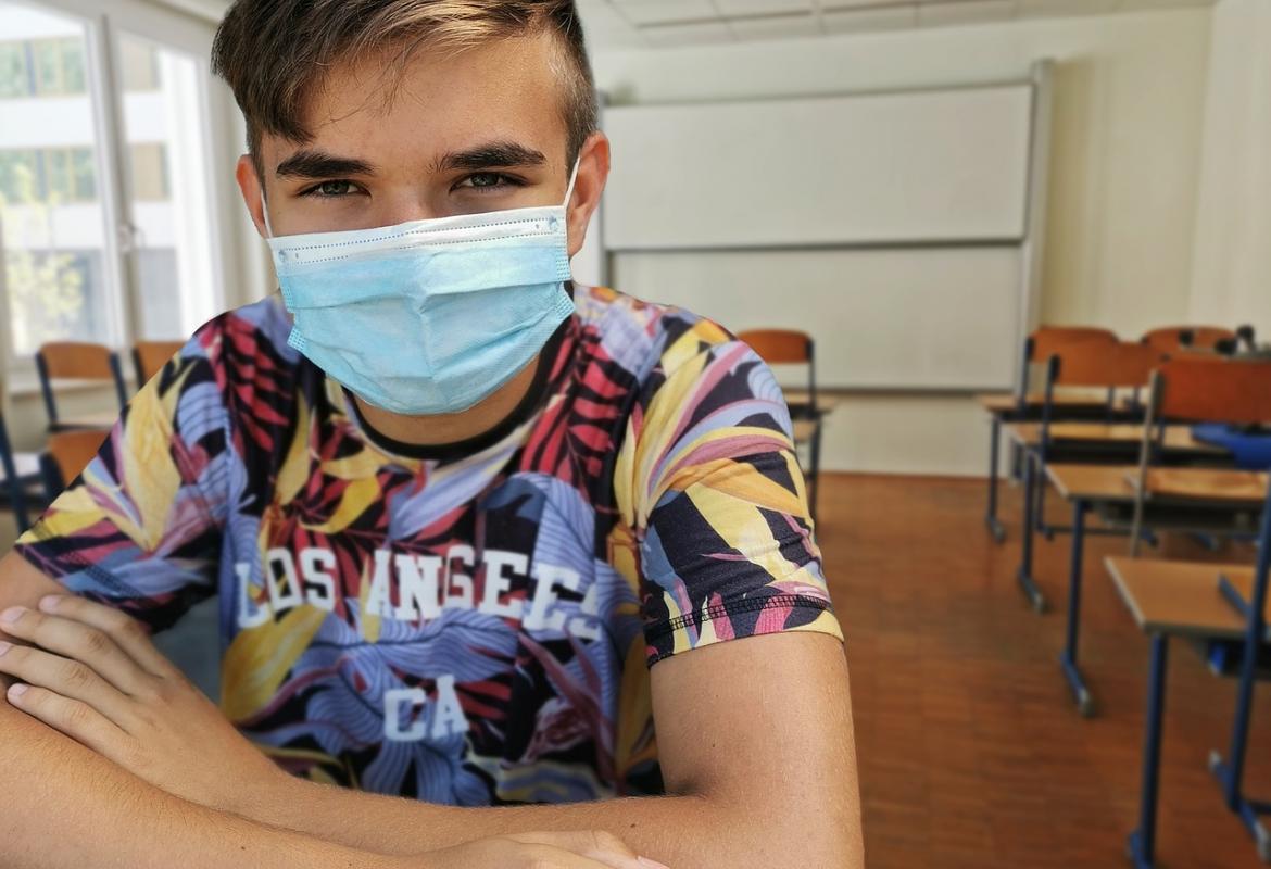Estudiante con mascarilla en la escuela