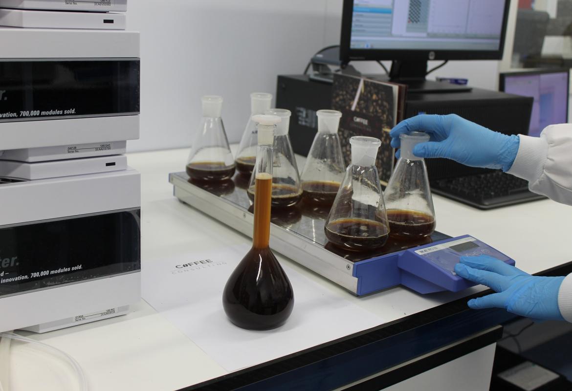 Varios matraces con líquidos en un laboratorio