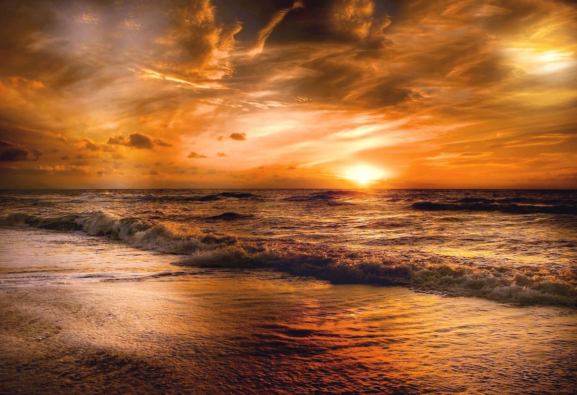 Playa al atardecer con puesta de sol