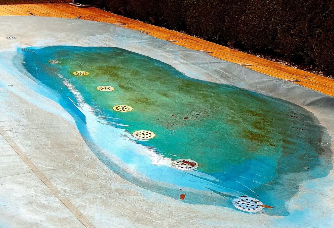 Piscina cubierta con una loma que acumula agua donde puede anidar el mosquito tigre