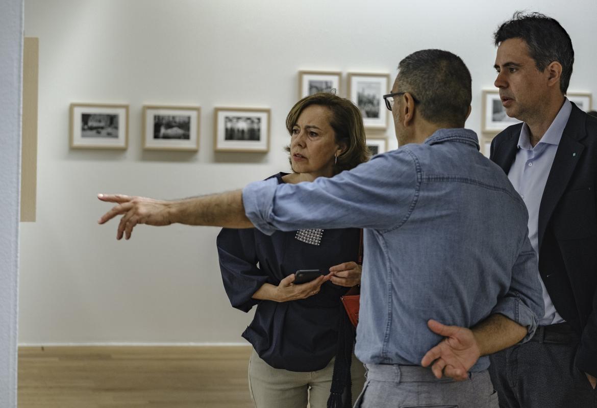 El comisario de la exposición explica una de las fotografías de la exposición Madrid Bernard Plossu