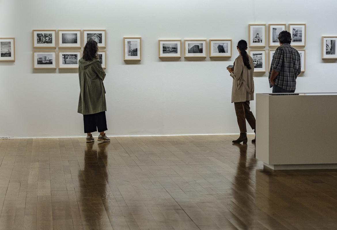 Visitantes de la exposición Madrid Bernard Plossu observando las fotografías 