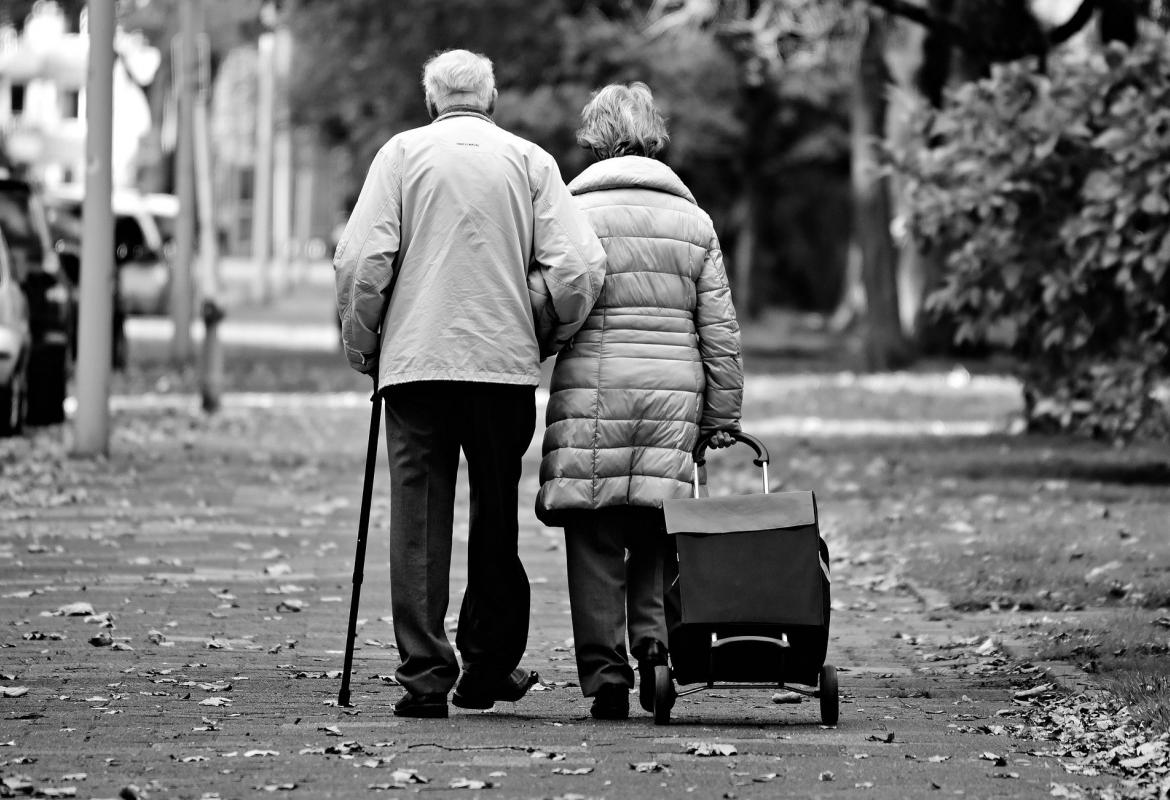 pareja de tercera edad con carro de la compra