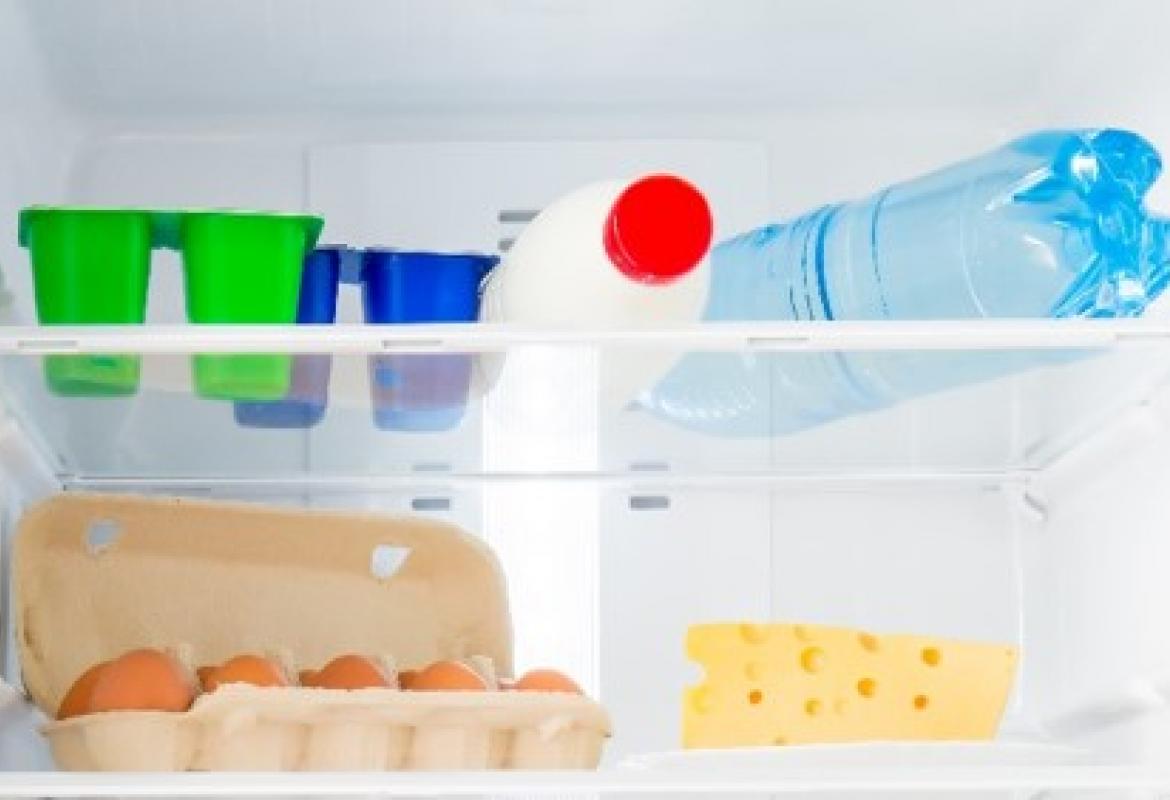 Estante superior de la nevera con alimentos