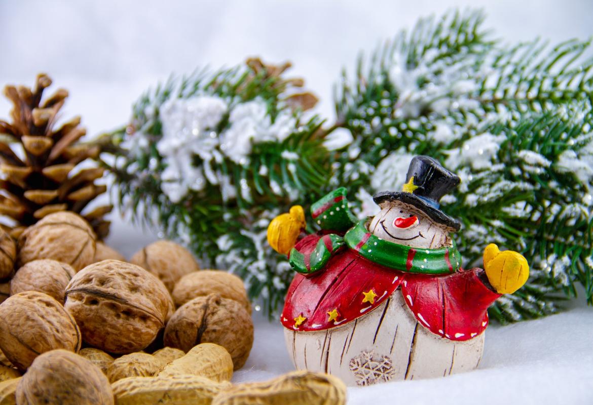 Mesa con muñeco de nieve y nueces