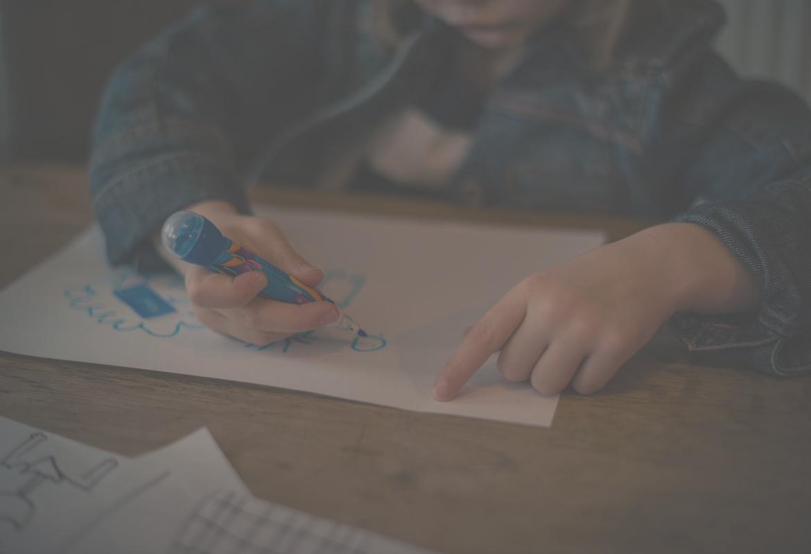 Niña pintando