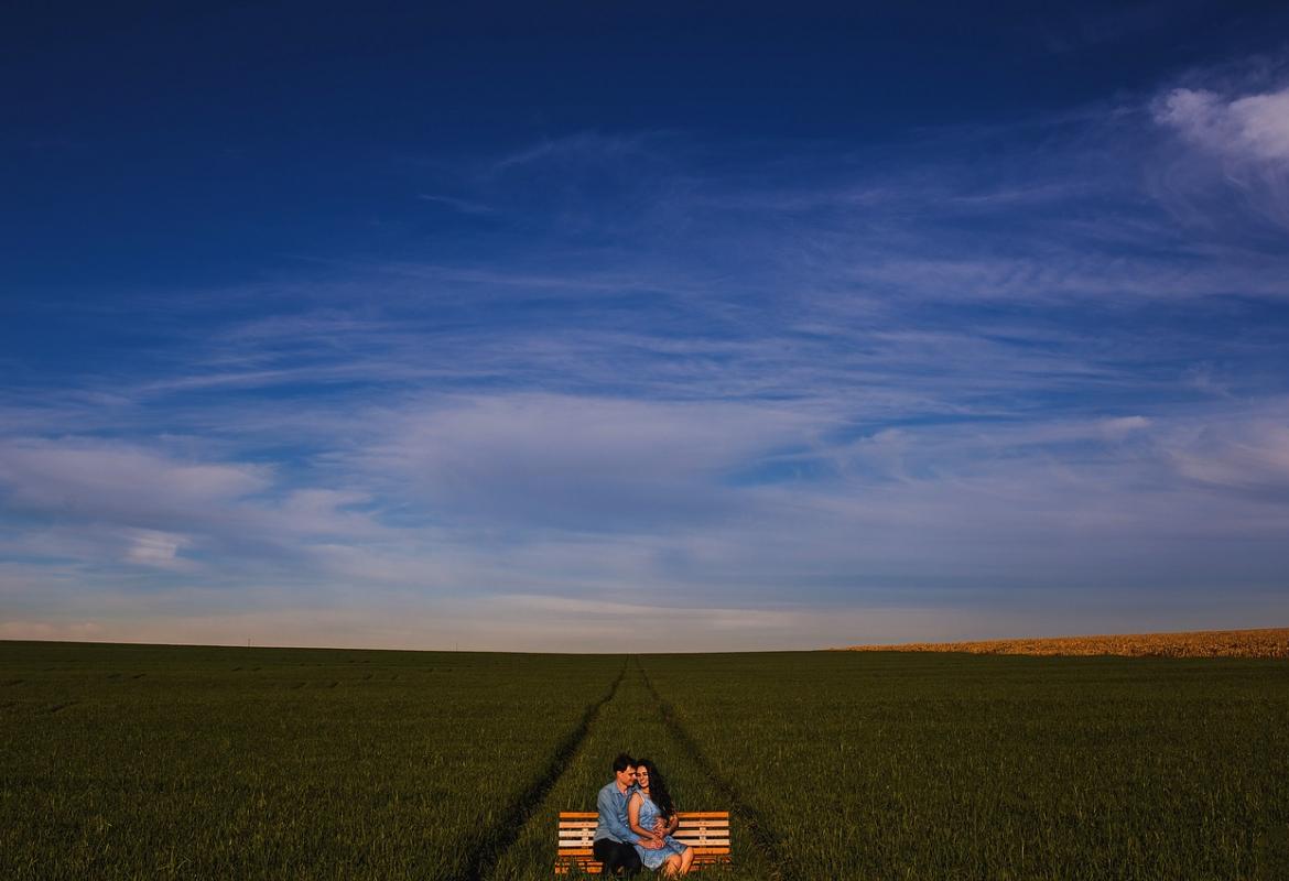 cielo con pareja sentada en banco