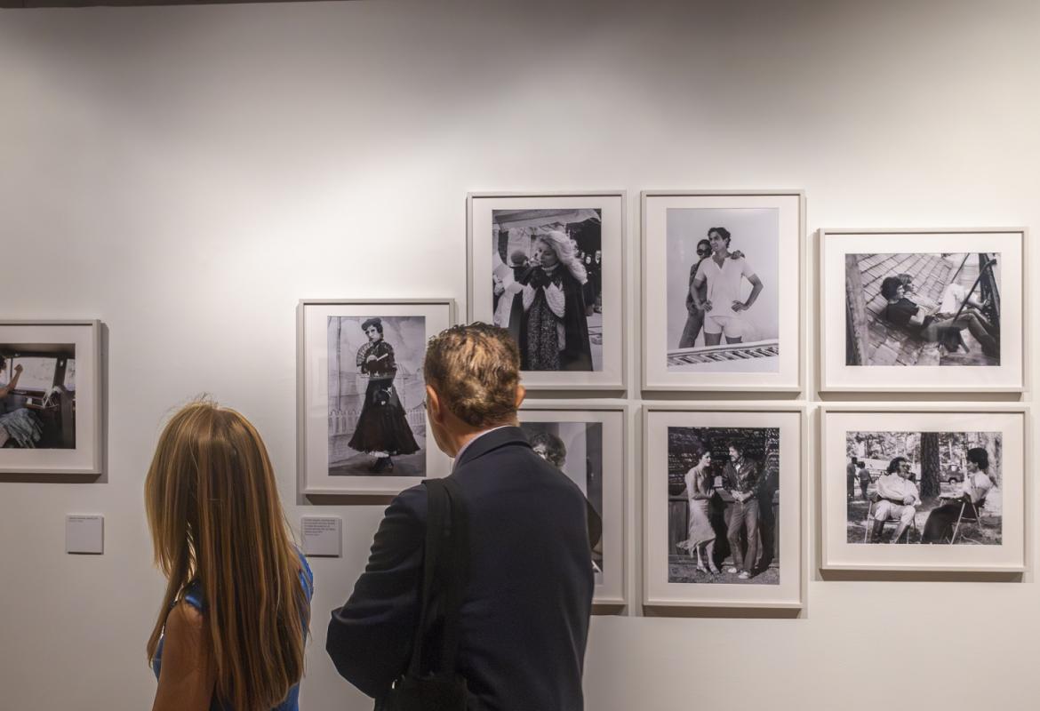 Inauguración. EXPOSICIÓN MADRID ICONO POP, 1964-1979. Miguel Ángel Camón. Un par de visitantes, de espaldas, observan varias fotografías en blanco y negro de la exposición Madrid icono pop, 1964-1979