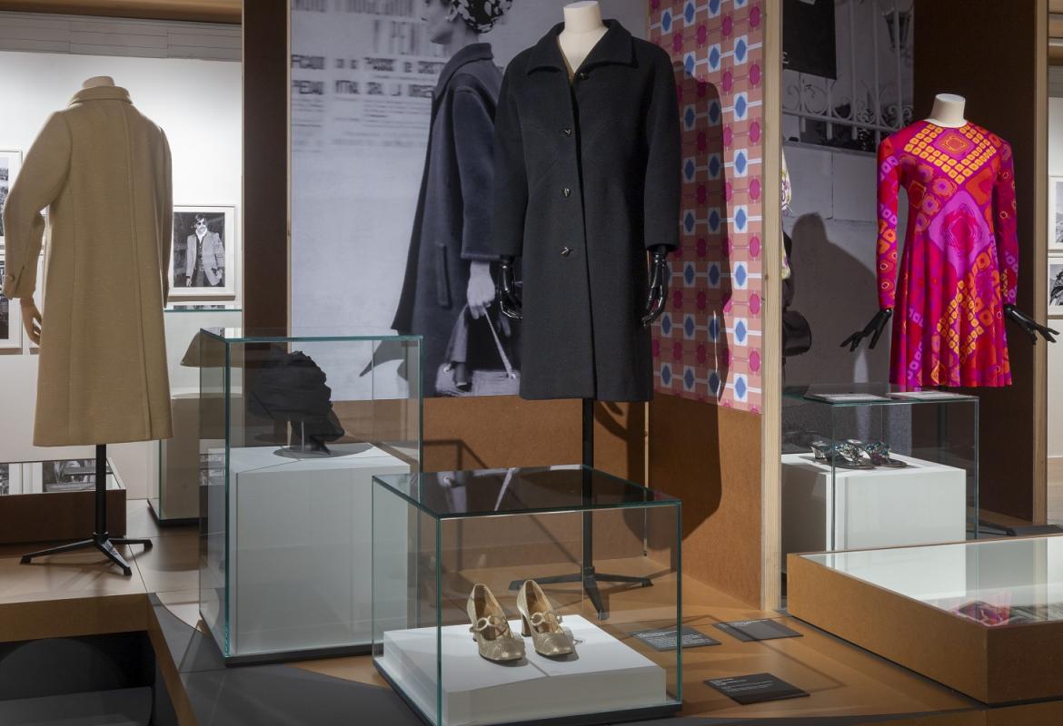 Exposición MADRID ICONO POP, 1964-1979. Miguel Ángel Camón. Vista de la sala de exposiciones en la que se aprecian varias piezas de indumentaria y fotografías